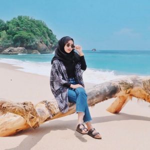10 Inspirasi Outfit Hijab untuk ke Pantai, Feminim dengan Rok .