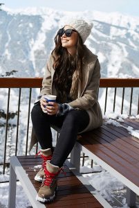 15 Chic And Cozy Snow Day Outfits | Be Daze Live | Snow day outfit .