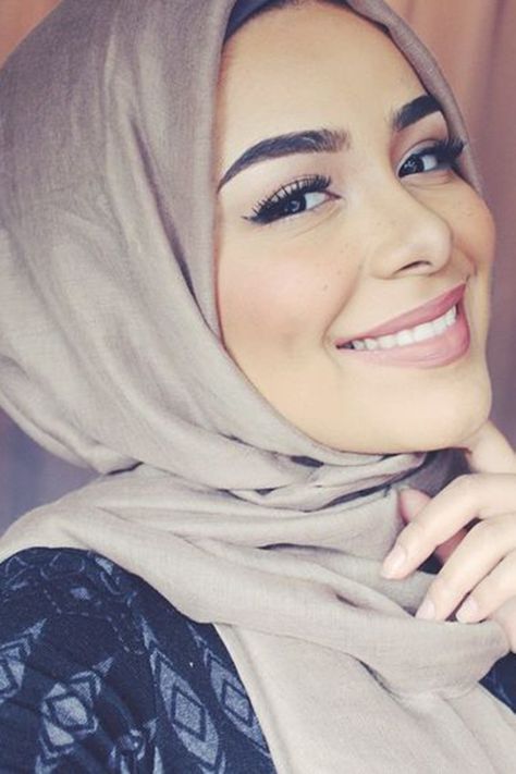 30 Modern and Stylish Hijab Wrap Ideas for Women with Oval Faces .