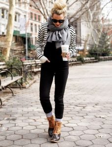 skinny overalls snow boots | Casual winter outfits, Snow outfits .