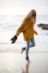25 Ways to Pull Off an Oversized Sweater This Fall | Oversized .