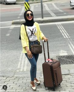 Hijabi traveling style | | Just Trendy Gir
